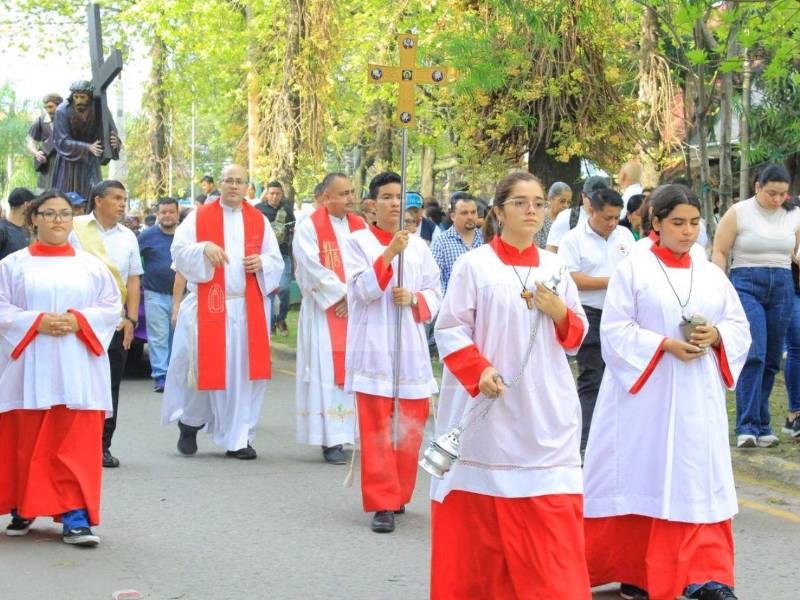 Fieles recorren las calles en procesión durante el viacrucis, en un ambiente de recogimiento y oración.