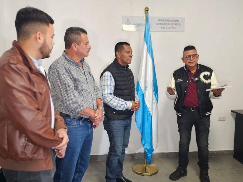 Aníbal Erazo (derecha) juramentó a miembros de la Corporación Municipal de regidores de municipio de Dulce Nombre de Copán.