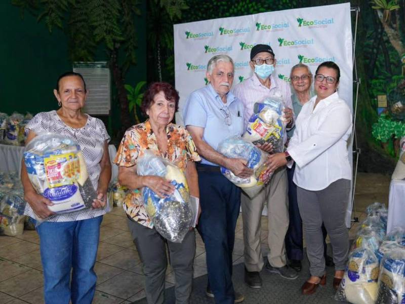 Representantes de empresas socialmente responsables colaboran con EcoSocial para apoyar a centros de beneficencia como la Casa Hogar Perpetuo Socorro y asociaciones de la tercera edad .