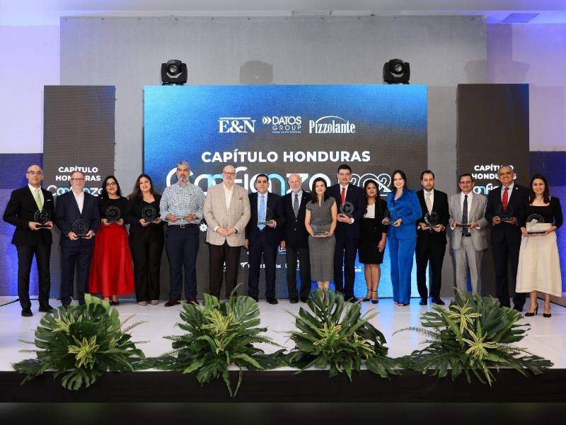 Entrega de reconocimiento a las empresas Triple Confianza Honduras.