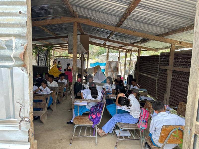 La colonia San Francisco de Asís, en Macuelizo, Santa Bárbara, vuelve a levantar la voz. El padre Leopoldo Serrano denunció que el proyecto comunitario quedó nuevamente abandonado, especialmente la construcción de la escuela, donde los niños siguen esperando aulas dignas. Los escolares siguen recibiendo clases a medias bajo sus aulas de aluminio, hasta donde las altas temperaturas hagan el aprendizaje soportable.