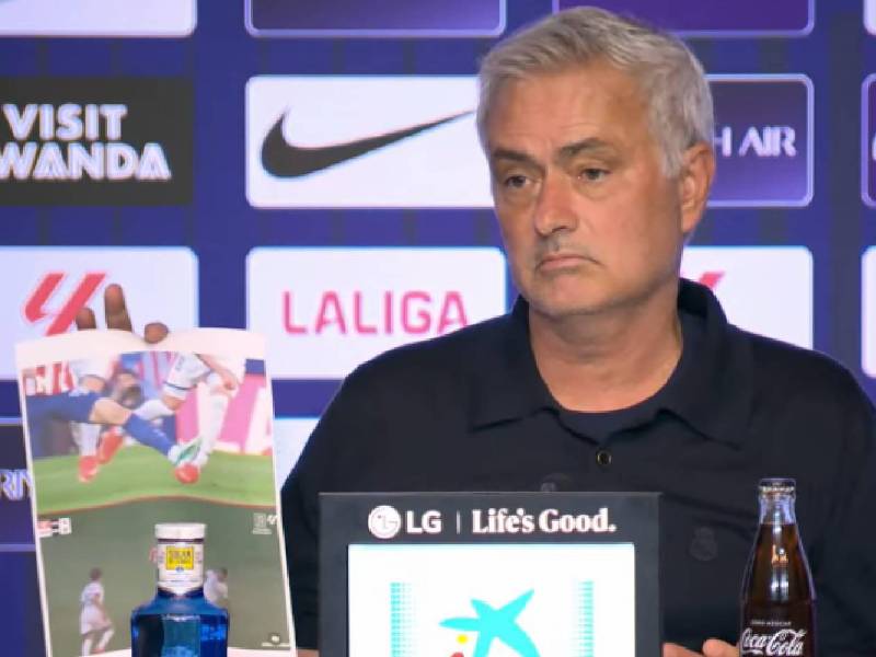 Mourinho apareció en rueda de prensa con la imagen de las dos faltas donde en Real Madrid señalaron que tuvieron que expulsar a jugadores del Atlético.