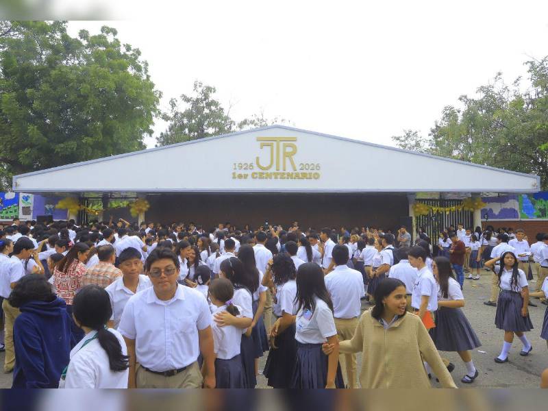 Estudiantes celebraron con alegría la inauguración de la fachada del instituto José Trinidad Reyes.
