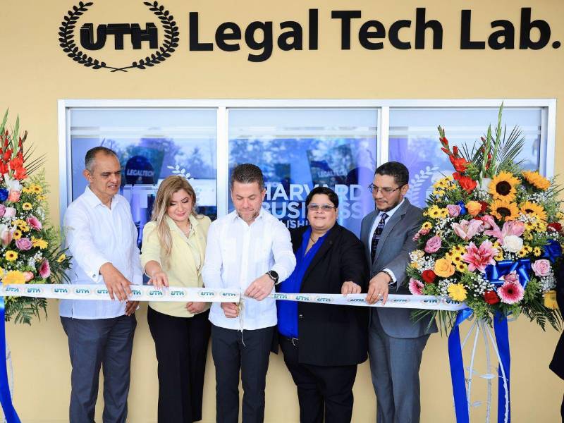 Corte de la cinta de inauguración realizado por el doctor Javier Mejía, máster Emma Mejía, doctor Roger Enrique Valladares, abogado Selene Hernández, y el máster Diógenes Martínez.