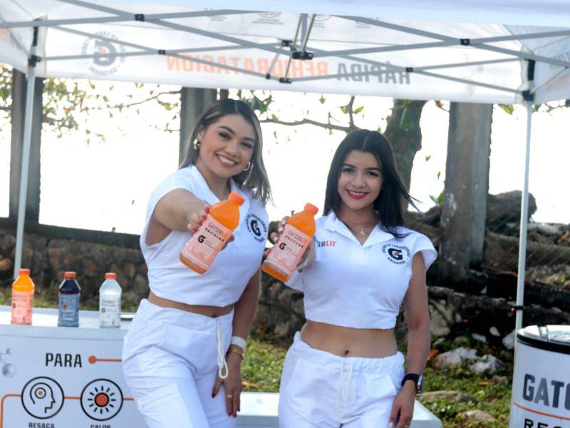 Stand de Gatorlit ofreciendo hidratación y degustación a los asistentes.