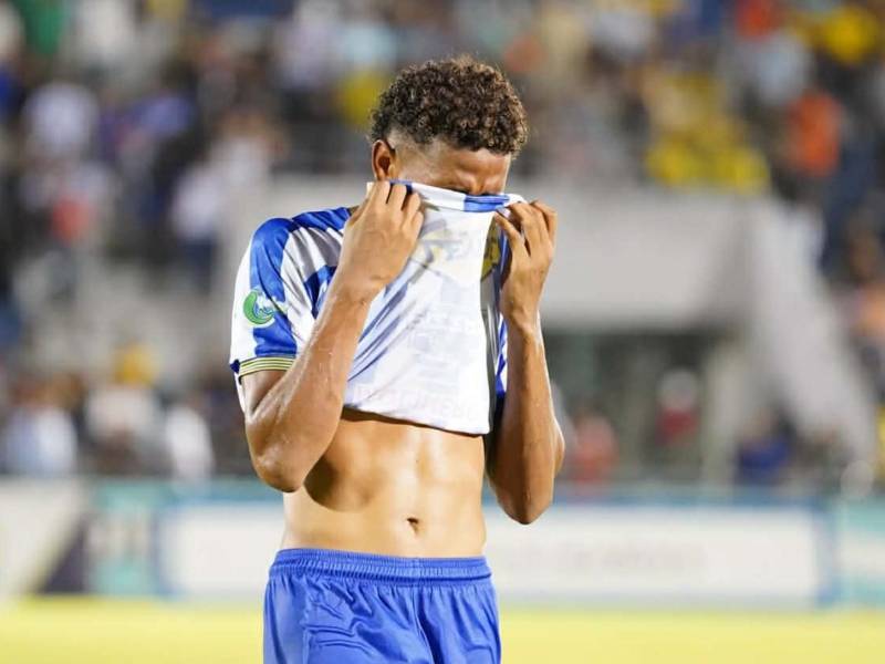 La plantilla del Victoria rompió en llanto tras el descenso a la segunda división.