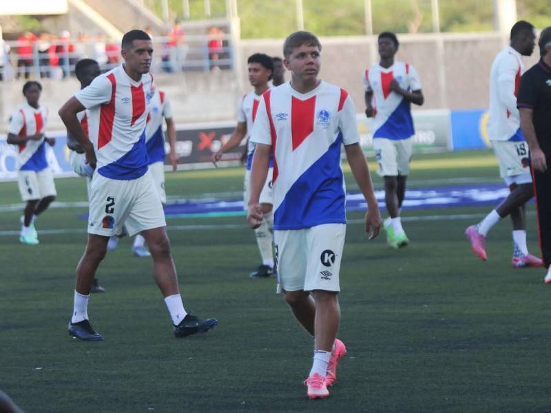 El joven futbolista Anthony 'El Chele' Ortiz va de titular con el Olimpia contra la UPNFM.