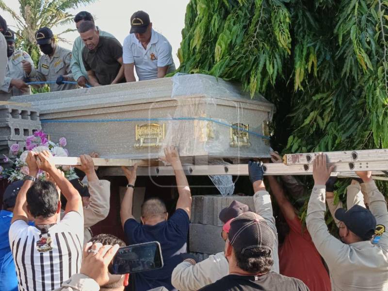 Más de 15 hombres entre civiles y bomberos fueron necesarios para llevar a Naser Hilsaca a su última morada en el nicho familiar.