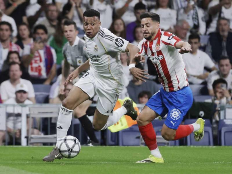 Kylian Mbappé disputando el balón con el jugador del Girona, Iván Martín.