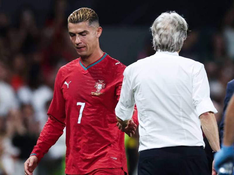 El escándalo continúa sacudiendo a la selección de Portugal. Cristiano Ronaldo y el entrenador del combinado luso se reunieron este miércoles de emergencia, en medio de la tensión generada por la postura del delantero y las recientes diferencias que han puesto el foco sobre el vestuario portugués.