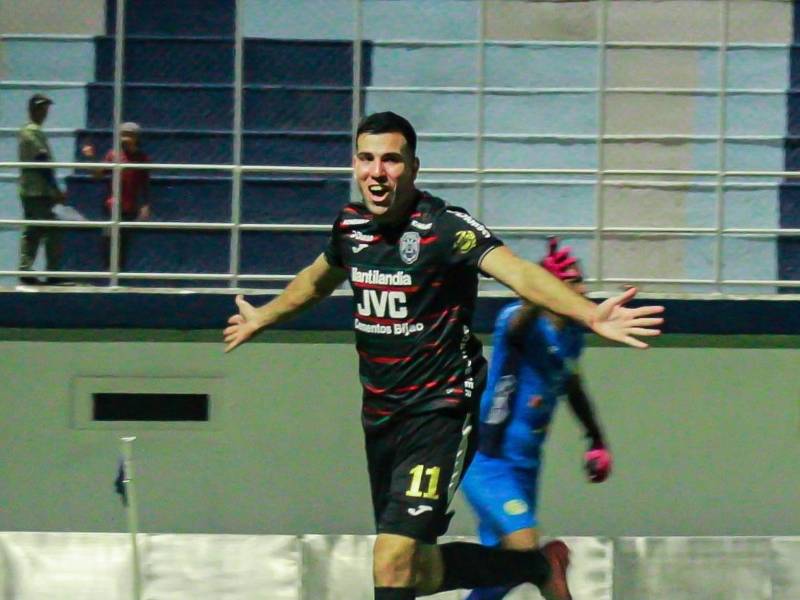 Nicolás Messiniti tiene de hijo al Juticalpa, le ha marcado dos tripletes en este torneo.