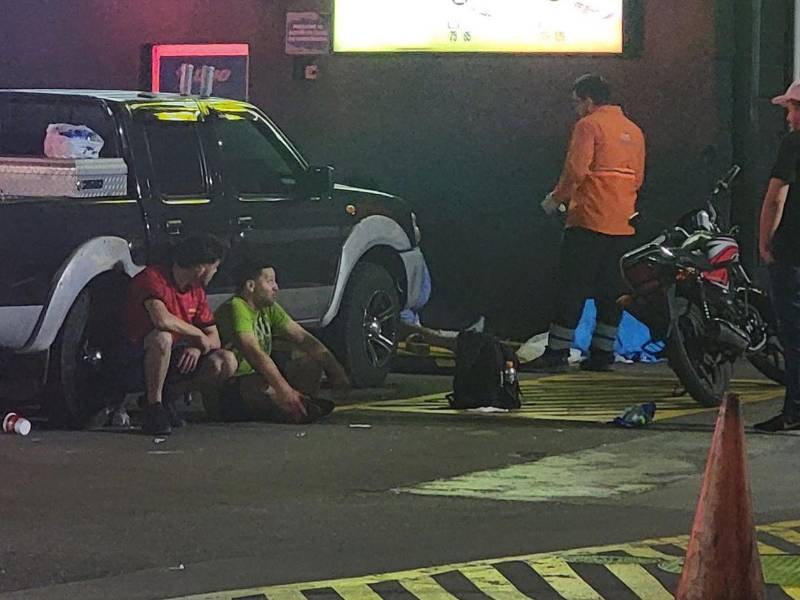 Personas que se encontraban en la zona intentaron auxiliar al hombre, pero debido a la gravedad provocada por los disparos falleció de inmediato.