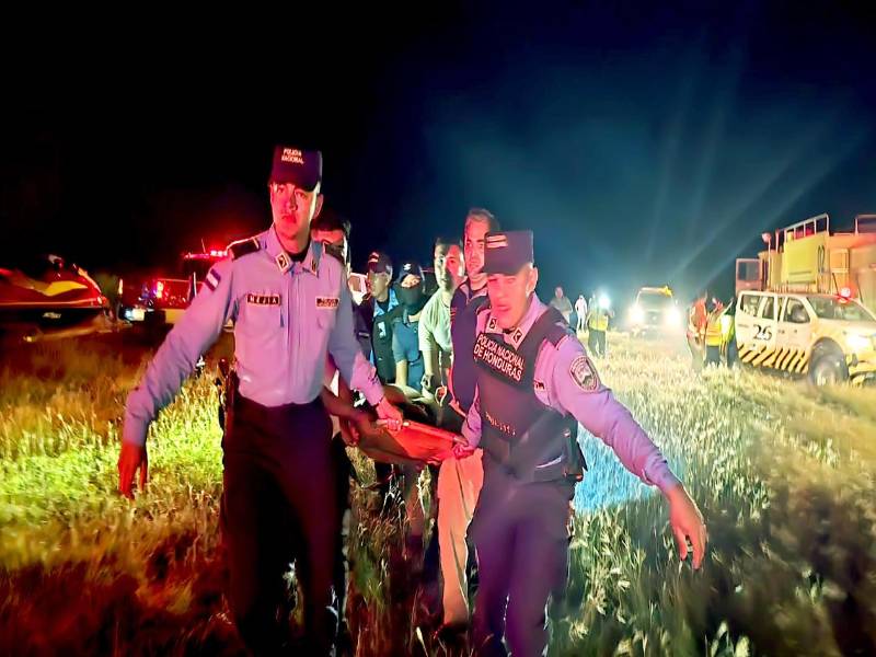 Equipos de la Policía Nacional, en coordinación con cuerpos de socorro y otras instituciones de respuesta, llegaron al aeropuerto Juan Manuel Gálvez para la extracción de los ocupantes de la aeronave, vivos y los que fallecieron.