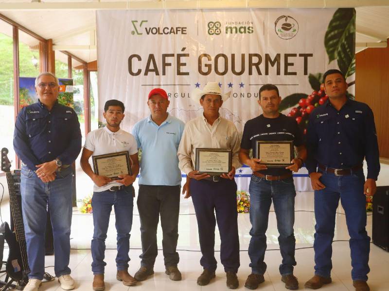 Ellos son los ganadores de los Premios Volcafe Way: José Balvino López (lo recibió su representante); José Isabel Mendez; y Oscar Armando Tábora.