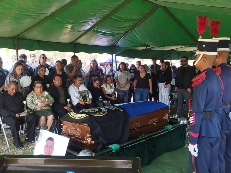 Con honores sepultaron restos de policías caídos en enfrentamiento.