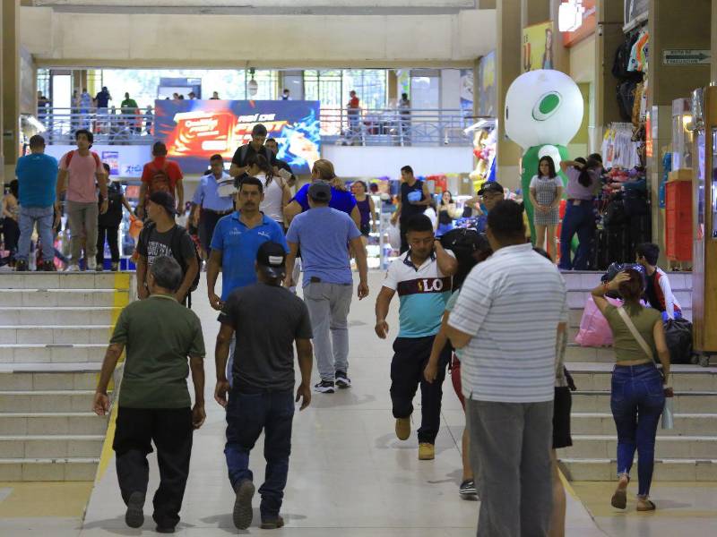 Pasajeros se movilizan por la Gran Central Metropolitana el martes 31 de marzo.