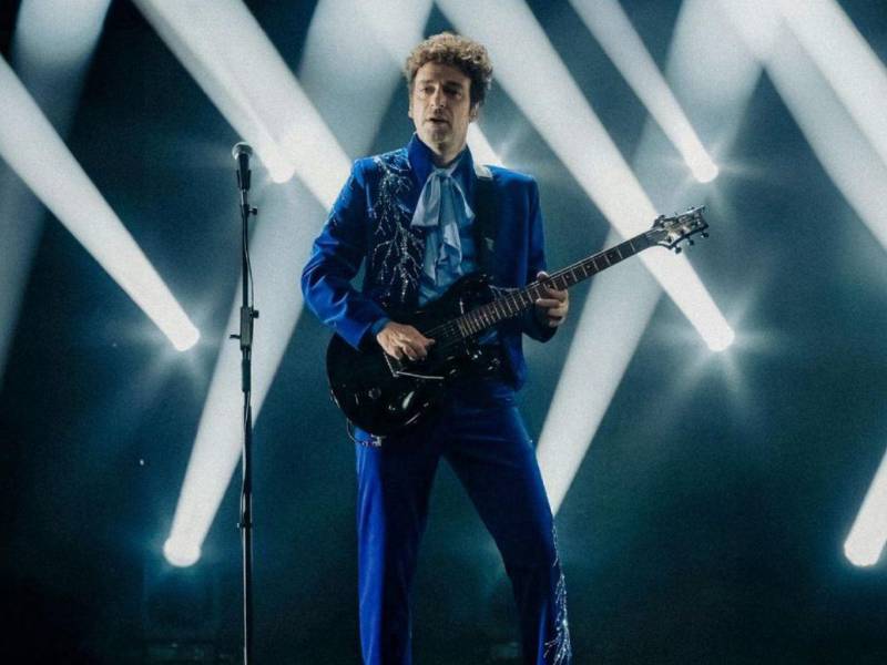 Imagen de Gustavo Cerati, fallecido vocalista de Soda Stereo, que se utiliza como una recreación visual de su figura sobre el escenario.