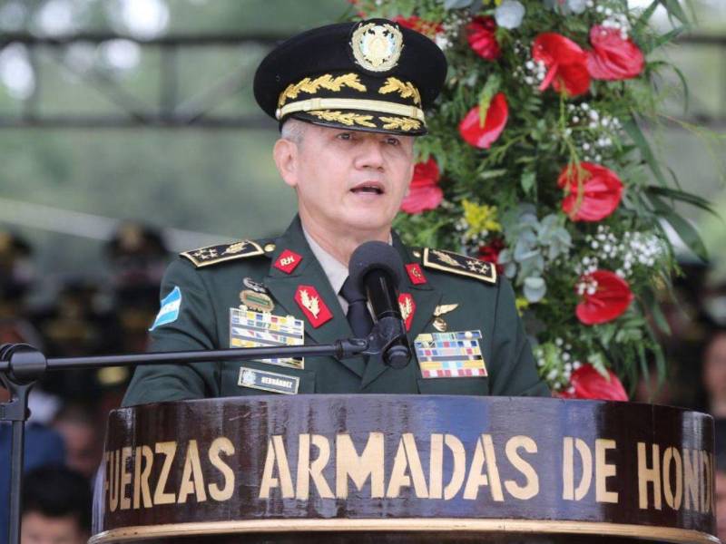 Junto a 27 oficiales, Roosevelt Hernández se retira de las Fuerzas Armadas bajo fuertes cuestionamientos por su gestión.