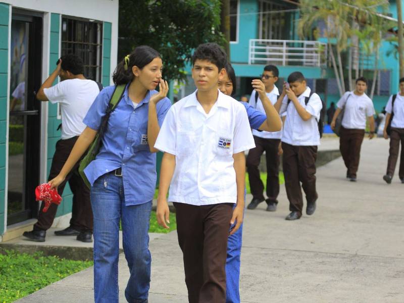 Padres de familia y estudiantes deben asumir mayor responsabilidad para mejorar el rendimiento académico.