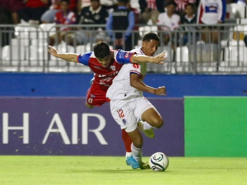 Cristian Canales cayó en el área ante la marca de Eduardo Vigil