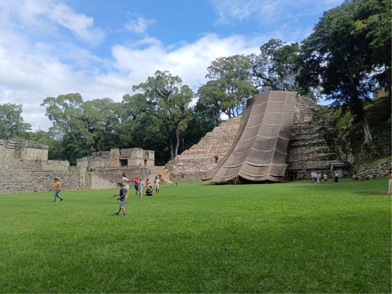 Turistas caminan por el Parque Arqueológico de Copán, declarado patrimonio de la humanidad por la Unesco.