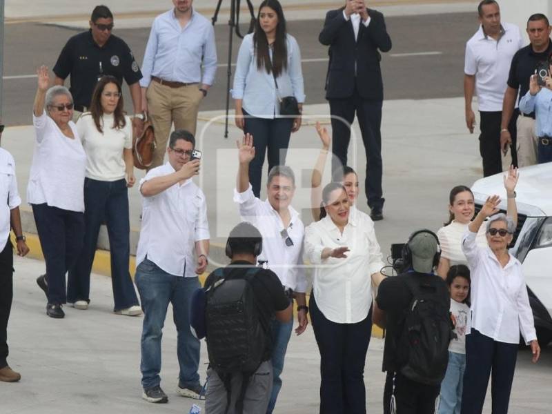 El expresidente hondureño Juan Orlando Hernández (2014-2022) regresó este domingo a Honduras para enfrentar un proceso judicial por fraude y lavado de activos, casi ocho meses después de recibir un indulto total del presidente estadounidense, Donald Trump, que anuló su condena de 45 años por narcotráfico. Fotos: David Romero | La Prensa