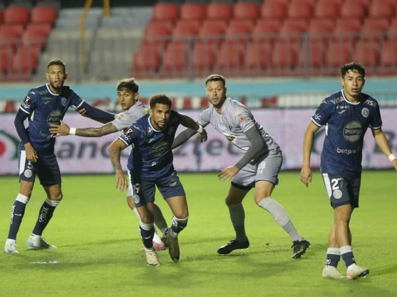 Rodrigo de Olivera debutando con el Motagua contra el Platense.