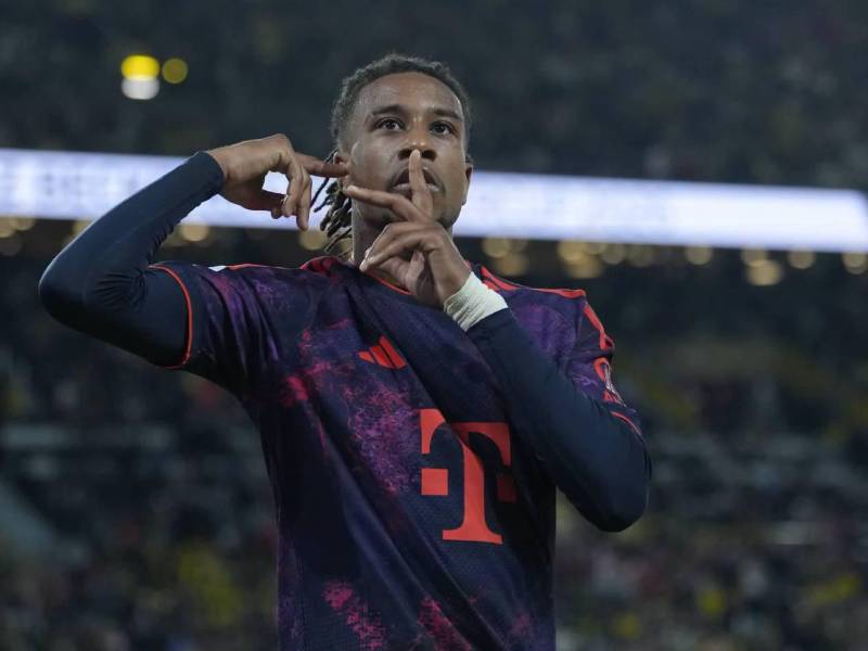 Olise celebrando su gol en la final de la Supercopa de Alemania.