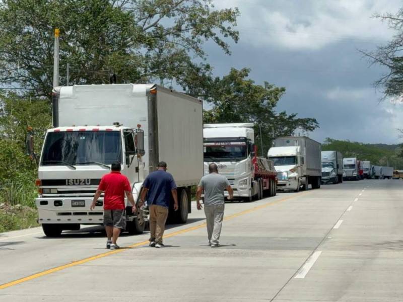 Cientos de conductores de carga pesada permanecían varados ante el bloque de la vía. Los vehículos pesados no pueden usar las rutas alternas.