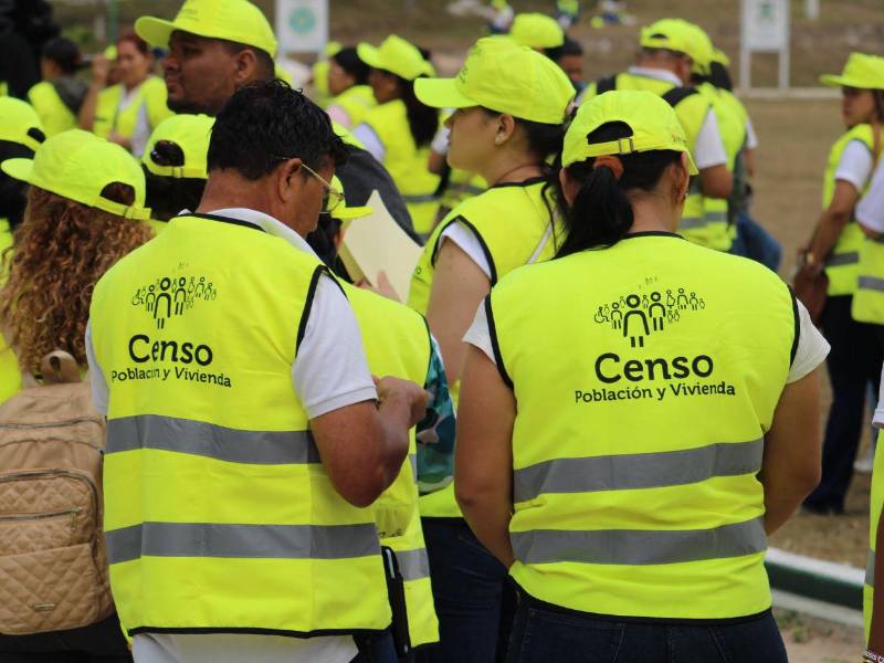 Censistas participan en el lanzamiento del Censo Nacional de Población y Vivienda.