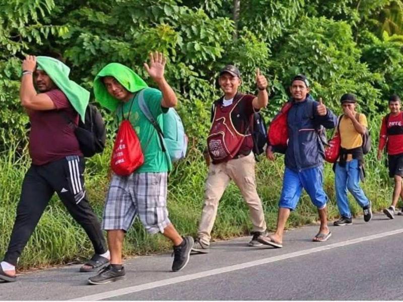 Diez adolescentes hondureños permanecen bajo protección estatal, mientras los migrantes continúan avanzando en pequeños grupos hacia la frontera con México. Algunos han optado por avanzar en autobuses, a jalón y algunos pocos caminando.