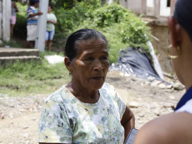 Paulina Linares, residente de la colonia desde hace 23 años, asegura que el avance del socavón mantiene en incertidumbre a su familia, ya que la vivienda de su hija está en riesgo y temen perder el patrimonio construido con el esfuerzo de muchos años.