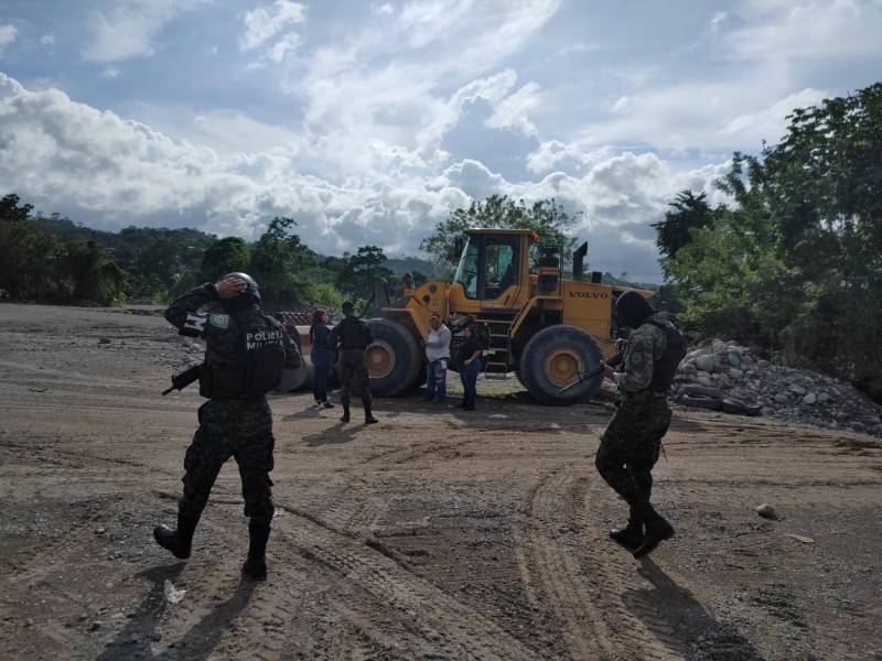 Efectivos militares lograron constatar la extracción de material pétreo del río Cangrejal en áreas sin permisos y se decomisó maquinaria.