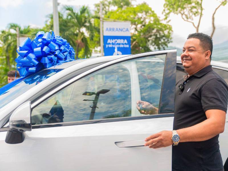 José Alfaro Arriaga recibió emocionado las llaves de su vehículo Jetour X1 Dashing AT 4x2 1.6 Turbo.