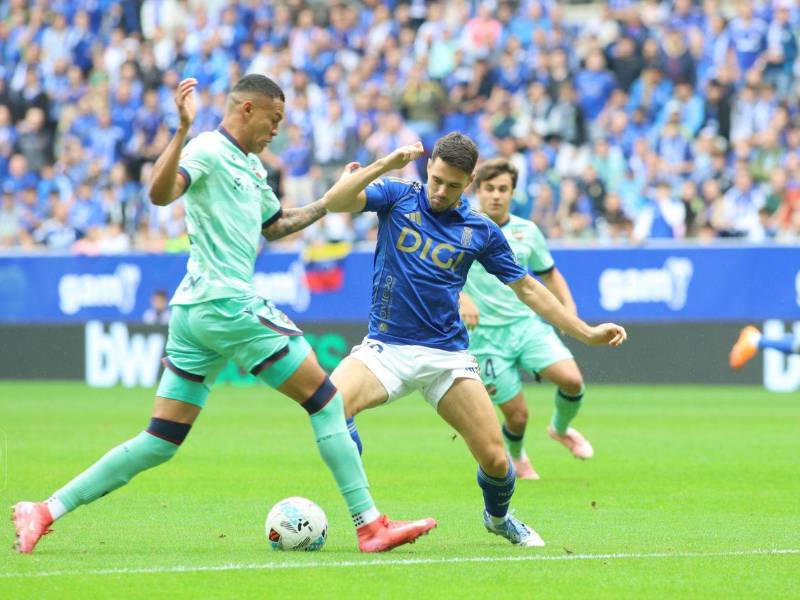 Kervin Arriaga disputando el belón.