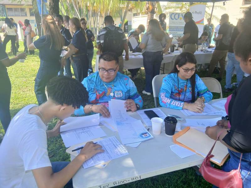 La feria de empleo congregó a cientos de aspirantes que buscan ocupar una de las 150 vacantes ofertadas por 40 empresas de la zona.