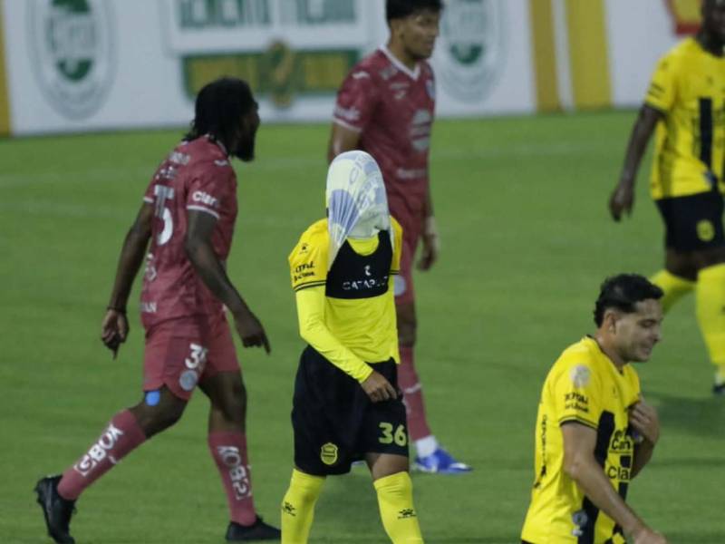 Roberto Osorto del Real España lamentando una ocasión fallada en el inicio del duelo .