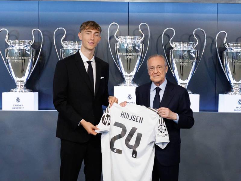 Dean Huijsen recibió por parte del presidente Florentino Pérez la camiseta del Real Madrid con el dorsal 24.