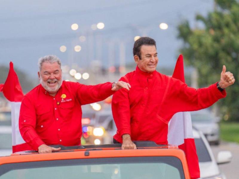 Fotografía del alcalde sampedrano, Roberto Contreras junto al presidenciable, Salvador Nasralla.