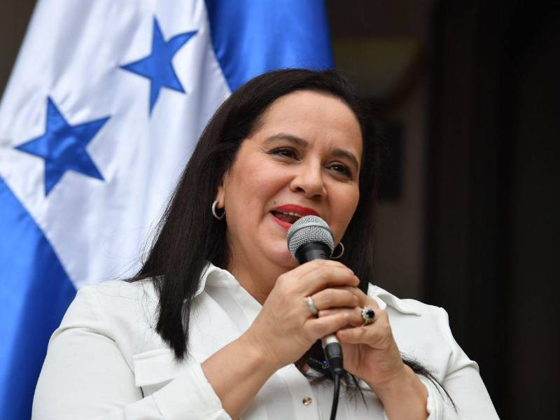 La reacción de la exprimera dama Ana García de Hernández se da luego que el presidente Trump reposteara en su red social una explicación ampliada sobre las razones del indulto.