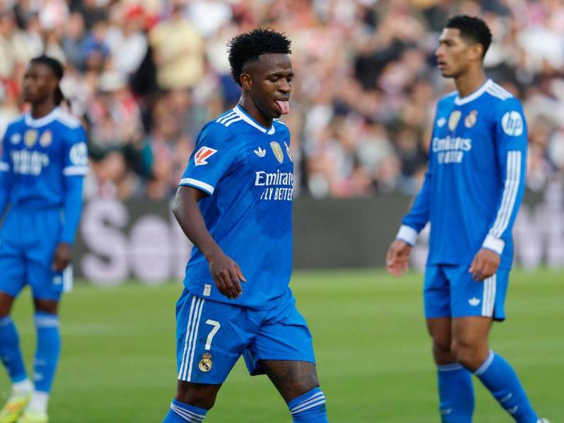 Vinicius quitándose la marca de un rival.