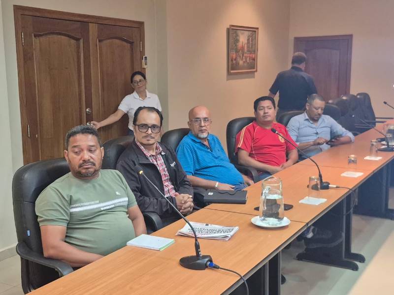 Los vendedores estacionarios de La Ceiba, aseguran que tras la llegada de las tiendas chinas sus ventas han bajado y piden ser reguladas.