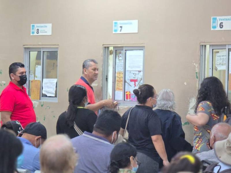 Pacientes reclaman sus medicamentos en la farmacia de consulta externa del IHSS.