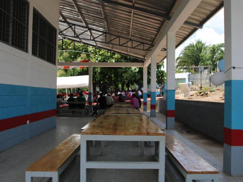 Las amplias instalaciones en el comedor integral escolar en El Robledal, cuenta con todo el mobiliario para atender a los niños.