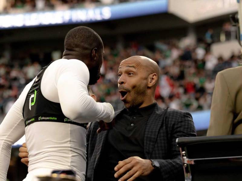 Thierry Henry reaccionó sorprendido por el alocado festejo de Cecilio Waterman.