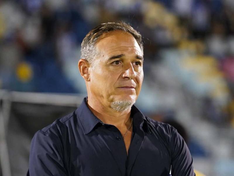 Hernán Medina, DT del Victoria, sufrió un amargo descenso.