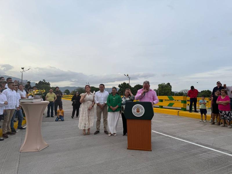 El alcalde Contreras durante el evento de habilitación del puente.