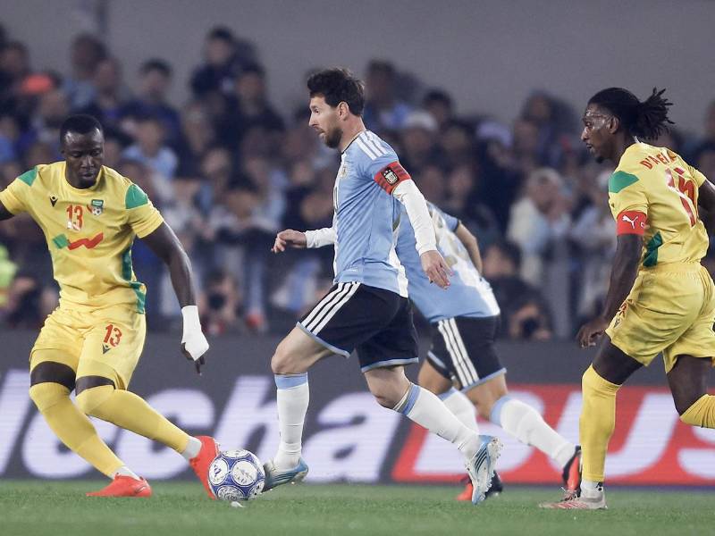 Messi jugando hoy su partido de despedida con la selección argentina en el amistoso contra la modesta Benín.