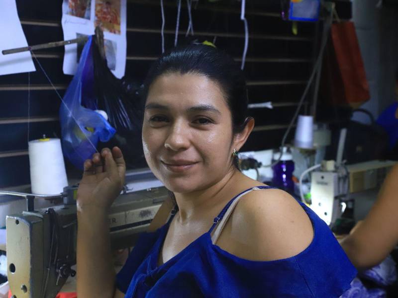 Iris Amaya genera tres empleos, incluyendo el suyo, con su emprendimiento de hace dos años.