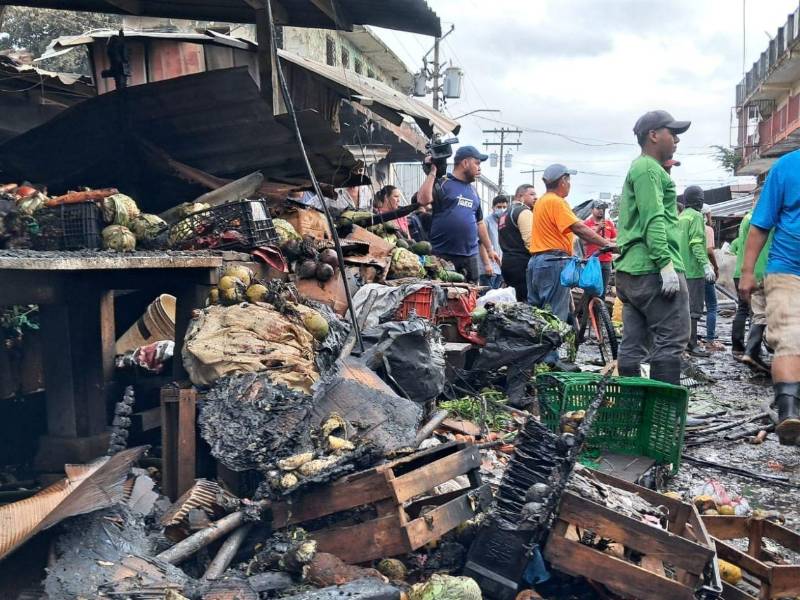 El voraz incendio la noche del lunes consumió más de 100 locales comerciales ubicados en la 6 calle, entre la 5 y 6 avenidas, en puestos alrededor del mercado Medina-Concepción, dejando pérdidas millonarias y decenas de familias sin su principal sustento económico.